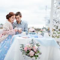 Magenta flowers & decor