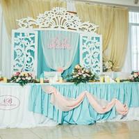 Magenta flowers & decor