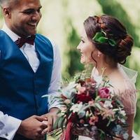 Magenta flowers & decor