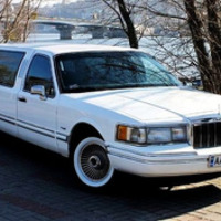 052 Лімузин Lincoln Town Car оренда