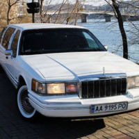 052 Лімузин Lincoln Town Car оренда