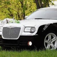 125Chrysler 300C чорно-білий оренда авто