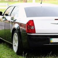 125Chrysler 300C чорно-білий оренда авто