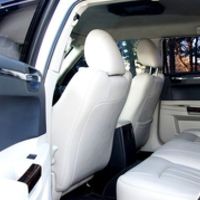 125Chrysler 300C чорно-білий оренда авто