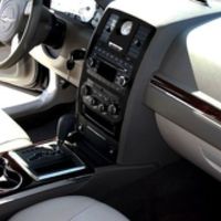 125Chrysler 300C чорно-білий оренда авто