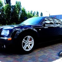 136 Chrysler 300C черный аренда авто