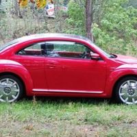 234 Volkswagen New Beetle красный