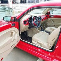 234 Volkswagen New Beetle красный
