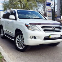 243 Внедорожник Lexus LX570 белый
