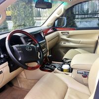 243 Внедорожник Lexus LX570 белый