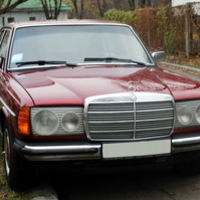 216 Ретро автомобиль Mercedes W123