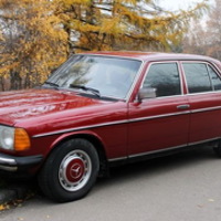 216 Ретро автомобиль Mercedes W123