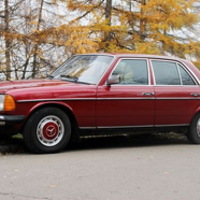216 Ретро автомобиль Mercedes W123