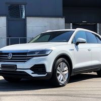 177Внедорожник Volkswagen Touareg белый
