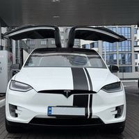 001 Tesla Model X біла позашляховик елек