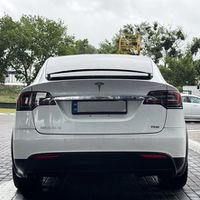 001 Tesla Model X біла позашляховик елек