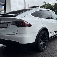 001 Tesla Model X біла позашляховик елек