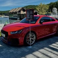 419 Audi TT RS червона для фотосесії зйо