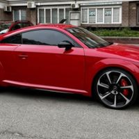 419 Audi TT RS червона для фотосесії зйо